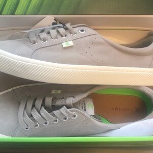 Cariuma Men’s Light Grey Suede Low-Top Sneakers